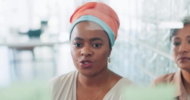 Planning Sticky Notes Black Woman Leader Writing Office Teamwork Idea — Vídeo de Stock