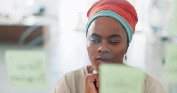 プランニング ブレインストーミングのアイデアのための粘着ノートを持つ思考 アイデアや黒の女性 それを投稿し プレゼンテーション ビジネスミーティング スケジュールのための創造的なオフィスと女性従業員の書き込み — ストック動画