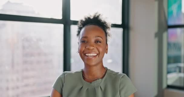 Счастливая Чернокожая Женщина Улыбайся Смейся Карьерные Перспективы Амбиции Цели Рабочем — стоковое видео