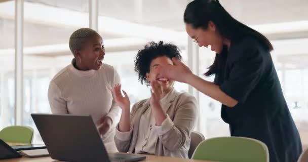 Corporate Women Applause Laptop Achievement Teamwork Project Success Business Deal — Stok video