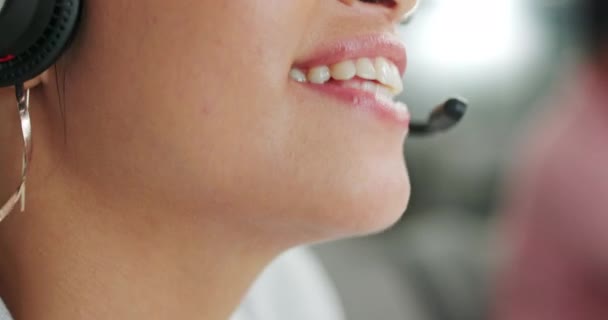 オフィスでのテレマーケティング カスタマーサポート サービスのビジネス女性 コールセンター 唇コンサルティング コミュニケーションやヘルプのためのアドバイスを与える従業員女性コンサルタントエージェント — ストック動画