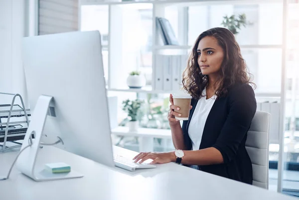 Coffee Fuels Her Determination Young Businesswoman Working Computer Office — Fotografia de Stock