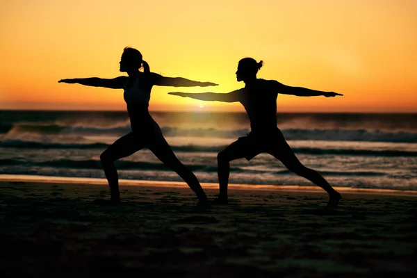 Couple Silhouette Beach Yoga Sunset Health Fitness Wellness Warrior Pose — Stock Photo, Image