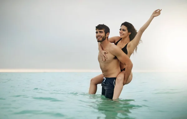 最高の瞬間はビーチで起こります 愛情のある夫婦が水の中で過ごす時間は — ストック写真
