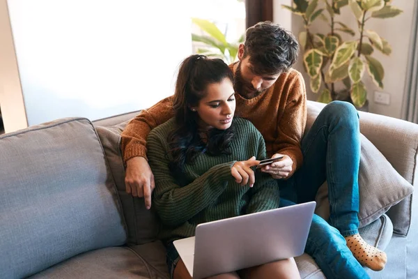 You Young Couple Using Laptop Credit Card Sofa Home — Stockfoto