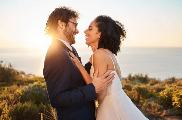 Love Happy Wedding Couple Nature Celebration Happiness Romance Sunset Hug — Stockfoto