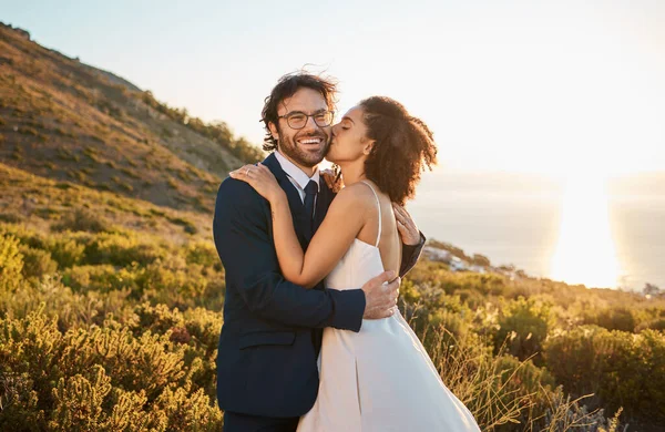 Married Couple Kiss Cheek Smile Nature Honeymoon Travel Sunset Adventure — Stockfoto