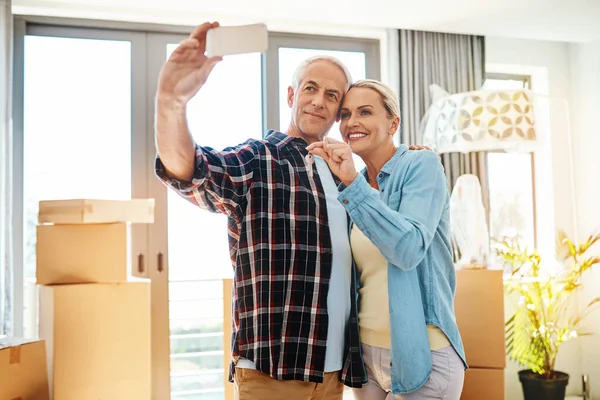 Time Unpack First Selfie Happy Mature Couple Taking Selfie Moving — Stok fotoğraf