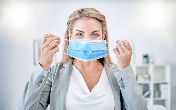 Woman Office Portrait Put Mask Covid Safety Health Stop Spread — Fotografia de Stock