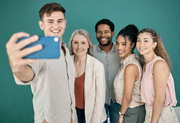 Telefon Selfie Grup Oameni Afaceri Studio Izolat Fundal Albastru Birou — Fotografie, imagine de stoc