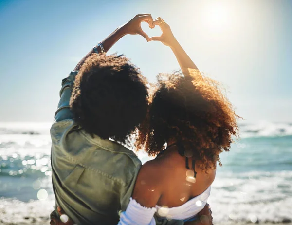 Love Beach Days Rearview Shot Two Friends Forming Heart Shape — Stok Foto