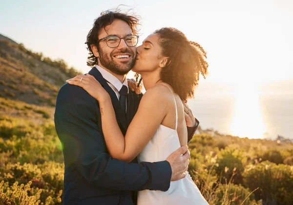 Love Kiss Wedding Couple Nature Celebration Happiness Romance Sunset Hug — Stockfoto