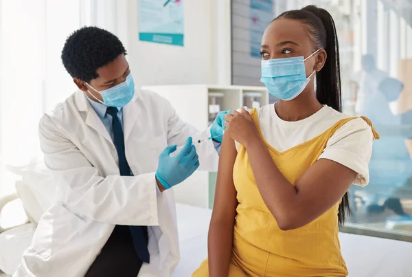 Injection Doctor Patient Health Covid Hospital Black People Healthcare Vaccine — Fotografia de Stock