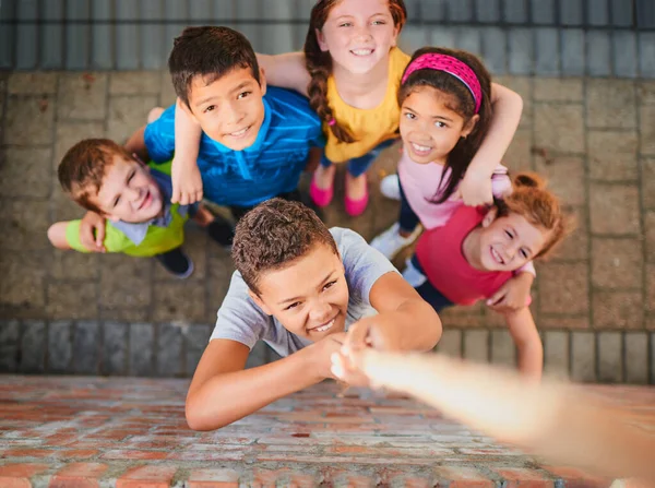 Один Раз Можемо Встати Різноманітна Група Дітей Піднімаються Мотузку Надворі — стокове фото
