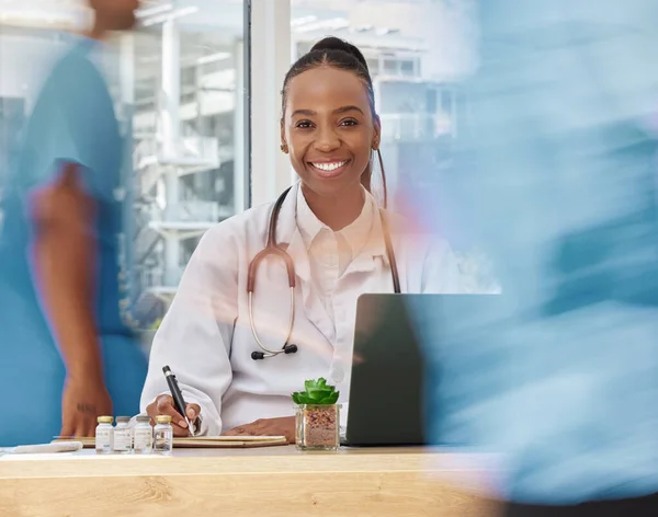 Portrait Black Woman Doctor Writing Hospital Busy Clinic Healthcare Wellness — Foto Stock