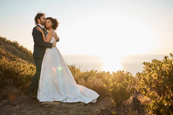 Mountain Wedding Couple Friends Hug Romantic Celebration Interracial Marriage Sunset — Stockfoto