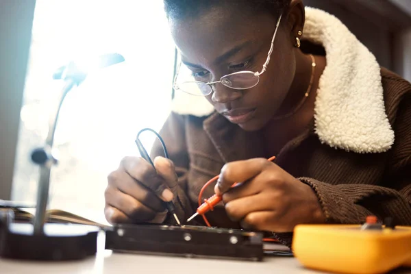 University Student Engineering Electronics Black Woman Learning Electrical Project Education — 스톡 사진