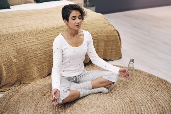 マインドフルネス 自宅の寝室で瞑想する魅力的な若い女性が — ストック写真
