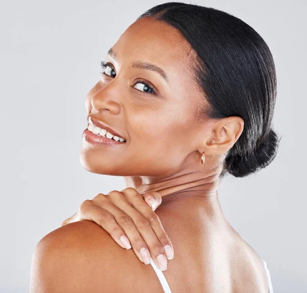 Portrait Face Hand Shoulder Model Black Woman Studio Gray Backgrouns — Fotografia de Stock