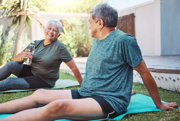 Yoga Fitness Senior Couple Garden Exercise Cardio Workout Together Grass — Φωτογραφία Αρχείου