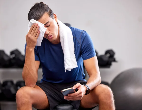 Sweat Tired Man Resting Gym Intense Workout Exercise Sports Training — Stockfoto