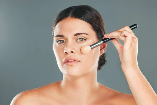 Woman Beauty Brush Makeup Portrait Wellness Cosmetics Dermatology Skincare Studio — 图库照片