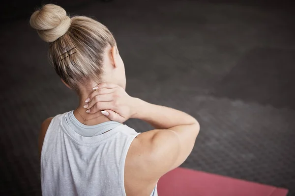 Neck Pain Fitness Woman Injury Gym Intense Physical Training Exercise — Stockfoto