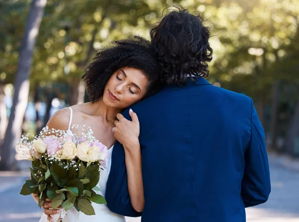 Married Couple Bride Groom Hug Love Care Celebration Outdoor Garden — Stockfoto