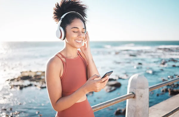 Black Woman Beach Headphone Smartphone Fitness Runner Listening Music Sports — Zdjęcie stockowe