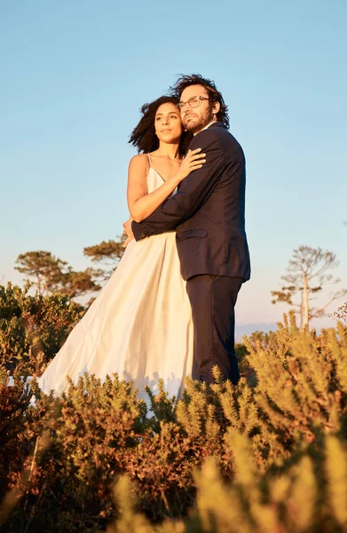 Interracial Couple Love Wedding Sunset Hug Happy Romance Relationship Nature — Stok fotoğraf
