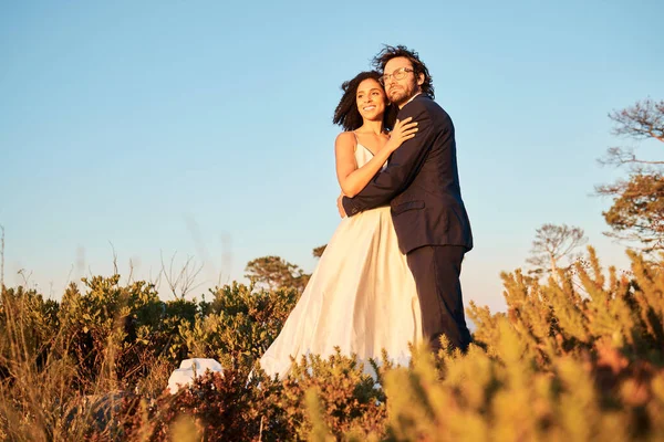 Bride Groom Wedding Nature Sunset Interracial Couple Happy Excited Love — Zdjęcie stockowe