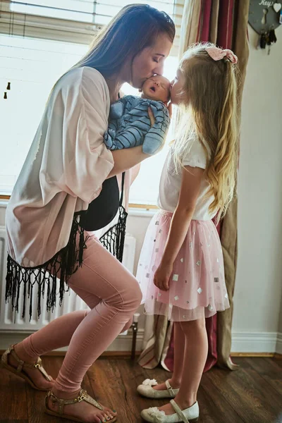 Gets Many Kisses Everyday Cheerful Mother Daughter Kissing Little Baby — Foto Stock