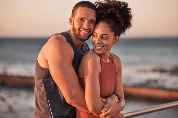 Black Couple Hug Relax Beach Fitness Together Cardio Workout Exercise — Stock Photo, Image