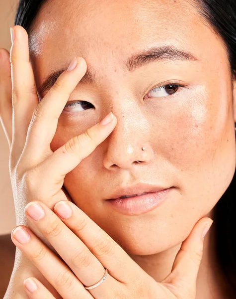 Asian Woman Face Hands Thinking Beauty Wellness Skincare Dermatology Cosmetics — Photo