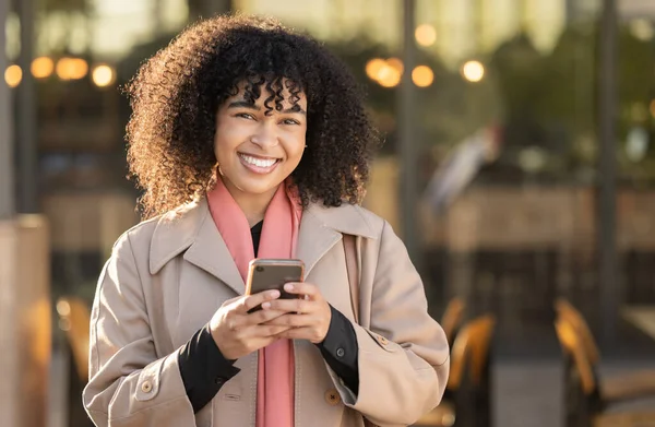 Travel Portrait Black Woman Phone Networking Social Media Communication London — Foto Stock