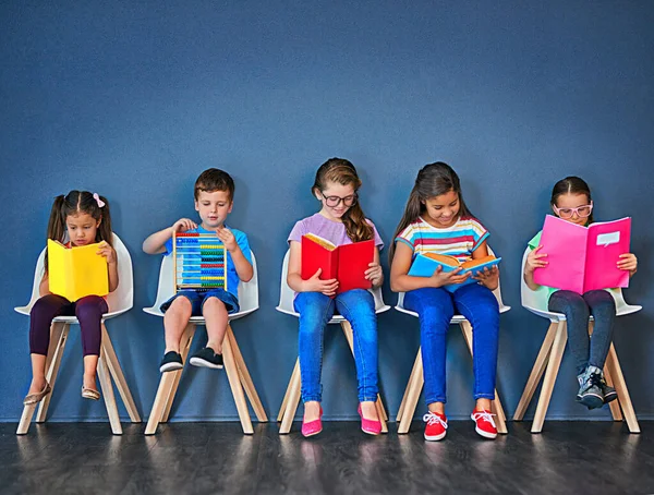 Stay Curious Studio Shot Group Kids Sitting Chairs Reading Books —  Fotos de Stock
