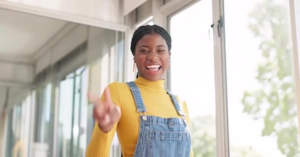 Face Peace Motivation Designer Black Woman Walking Her Office Feeling — Vídeos de Stock