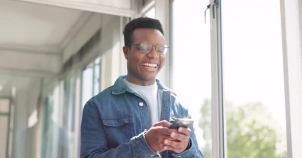Social Media Chat Black Man Laughing Phone Communication Comic Video — 图库视频影像