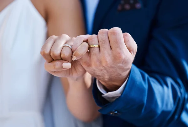 Wedding ring deals on pinky