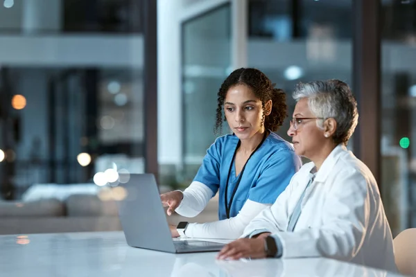 Team Medici Salute Donne Con Laptop Lavorare Insieme Agenda Clinica — Foto Stock