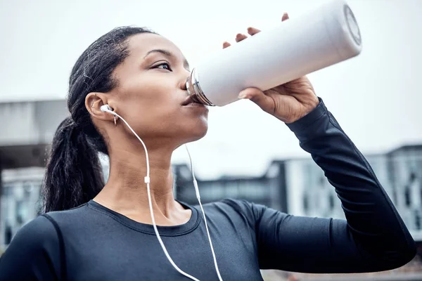 フィットネス 黒の女性は健康のために街で飲んで 健康的な体と心臓のトレーニングを屋外で ランニング マラソンのトレーニングのための音楽を聴くスポーツ 動機と女の子 — ストック写真