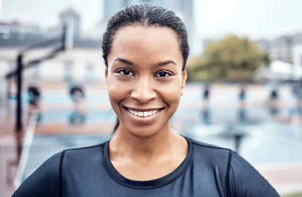 ランニング 心臓や持久力のワークアウトのためのスポーツ黒の女性の屋外での肖像画 幸せとフィットネス 健康や活力のために外で女性アスリートのトレーニングと顔 笑顔と運動 — ストック写真