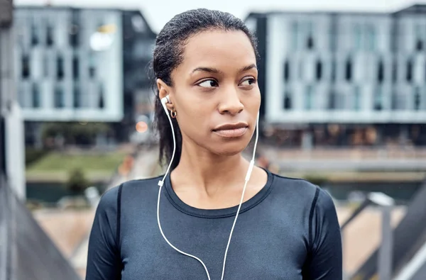 都市の健康のための都市の黒人女性の音楽 フィットネス 健康な体と心臓のワークアウト ランニング マラソンの練習のための音声を聞くスポーツ 思考や女の子 — ストック写真