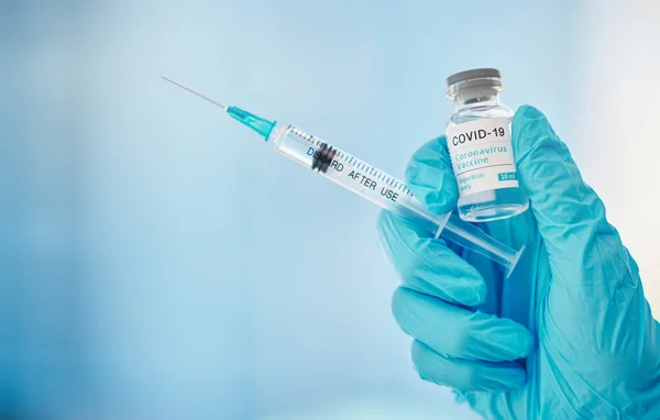 Arzt Hände Und Spritze Mit Covid Impfstoff Zur Heilung Gesundheitsversorgung — Stockfoto