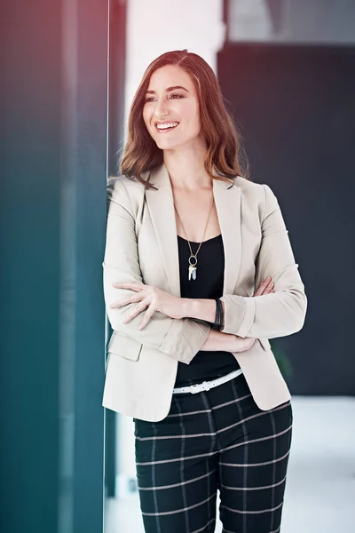 Håller Vakt Över Kontoret Framgångsrik Affärskvinna Som Står Med Armarna — Stockfoto