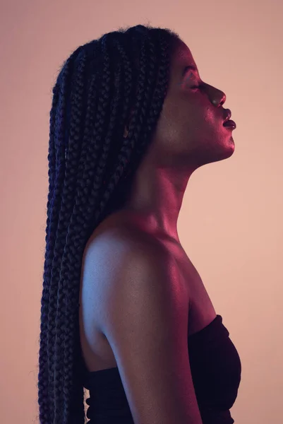 Spokój Piękno Profil Czarnej Kobiety Studio Warkoczami Makijażem Rutyną Kosmetyczną — Zdjęcie stockowe