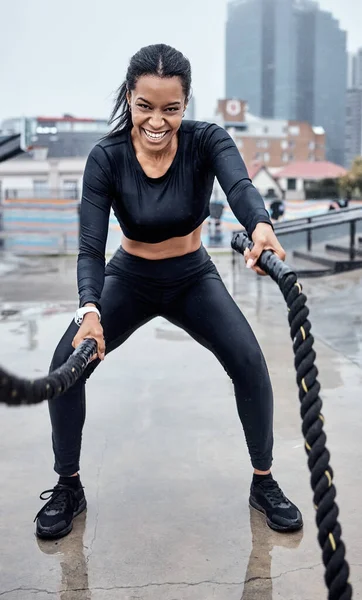 フィットネス 心臓のトレーニング トレーニング スポーツの健康のための都市でロープを持つ黒人女性 強い筋肉 力とエネルギーのためのギアを持つ女性アスリートの動機 焦点と肖像画 — ストック写真