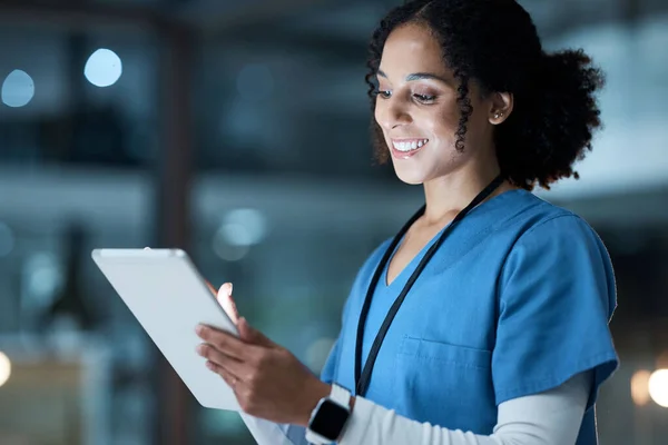 Tablet Medical Nurse Black Woman Hospital Working Telehealth Research Online — Stockfoto