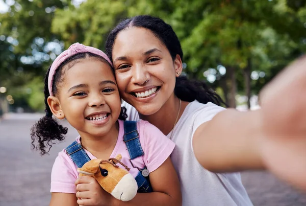 Girl Mom Selfie Mother Kids Portrait Park Happy Smile Outdoor – stockfoto