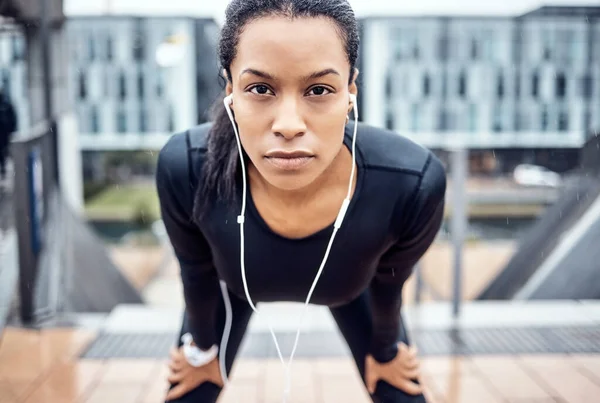 肖像画 疲れて深刻なスポーツ黒の女性は 市内での運動のワークアウトから休息を取ると 若い女性ランナーやアスリートのトレーニングだけで顔 フィットネス — ストック写真